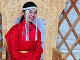 モンゴル伝統衣装デールと帽子を着て記念写真撮影